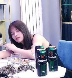 醉酒的高颜值的女同事